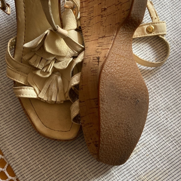Cork wedges with cream colored straps and flower petal pattern - Picture 4 of 5
